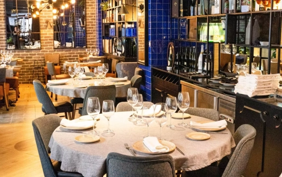 Interior del restaurante / MONTES DE GALICIA Interior del restaurante / MONTES DE GALICIA