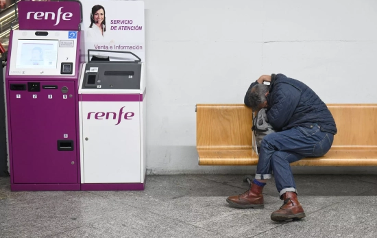 Un hombre en una silla de la estación de Atocha Almudena Grandes, tras los retrasos en los trenes AVE, junto a una máquina de Renfe / FERNANDO SÁNCHEZ - EP Un hombre en una silla de la estación de Atocha Almudena Grandes, tras los retrasos en los trenes AVE, junto a una máquina de Renfe / FERNANDO SÁNCHEZ - EP