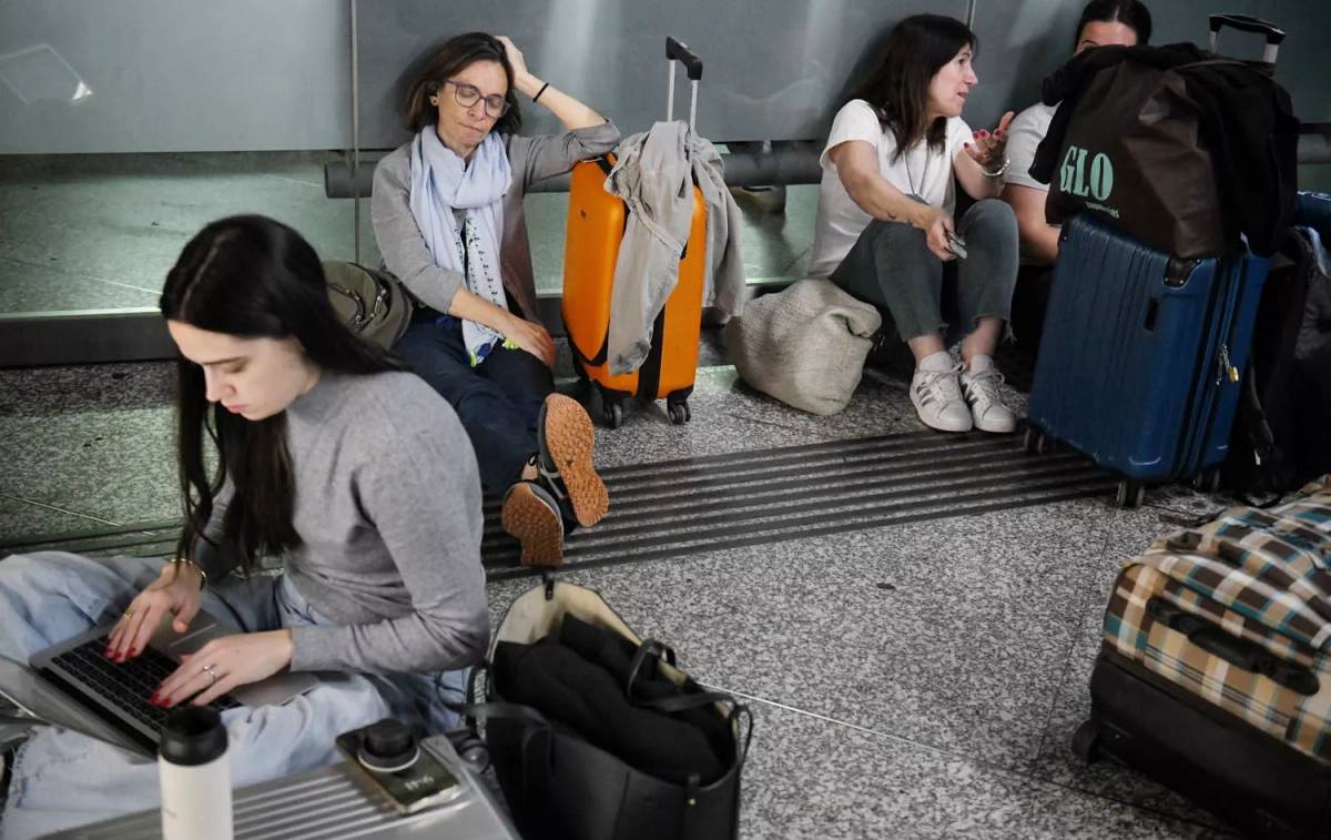 Varias personas sentadas en el suelo esperan en la estación de Atocha Almudena Grandes / FERNANDO SÁNCHEZ - EP Varias personas sentadas en el suelo esperan en la estación de Atocha Almudena Grandes / FERNANDO SÁNCHEZ - EP