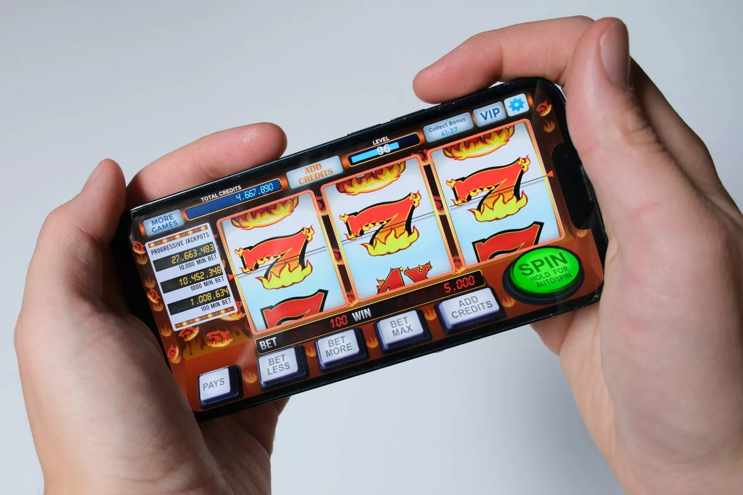 Una persona juega a juegos de azar y apuestas online / UNSPLASH