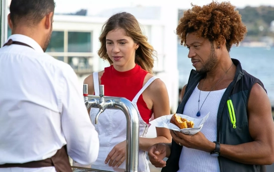 Un cliente se acerca a la barra para facilitar el trabajo a los camareros/ PEXELS Un cliente se acerca a la barra para facilitar el trabajo a los camareros/ PEXELS