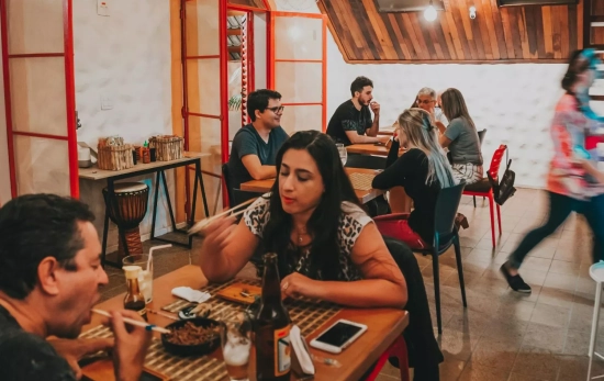 Un bar lleno de gente absorta en sus propias conversaciones/ PEXELS Un bar lleno de gente absorta en sus propias conversaciones/ PEXELS