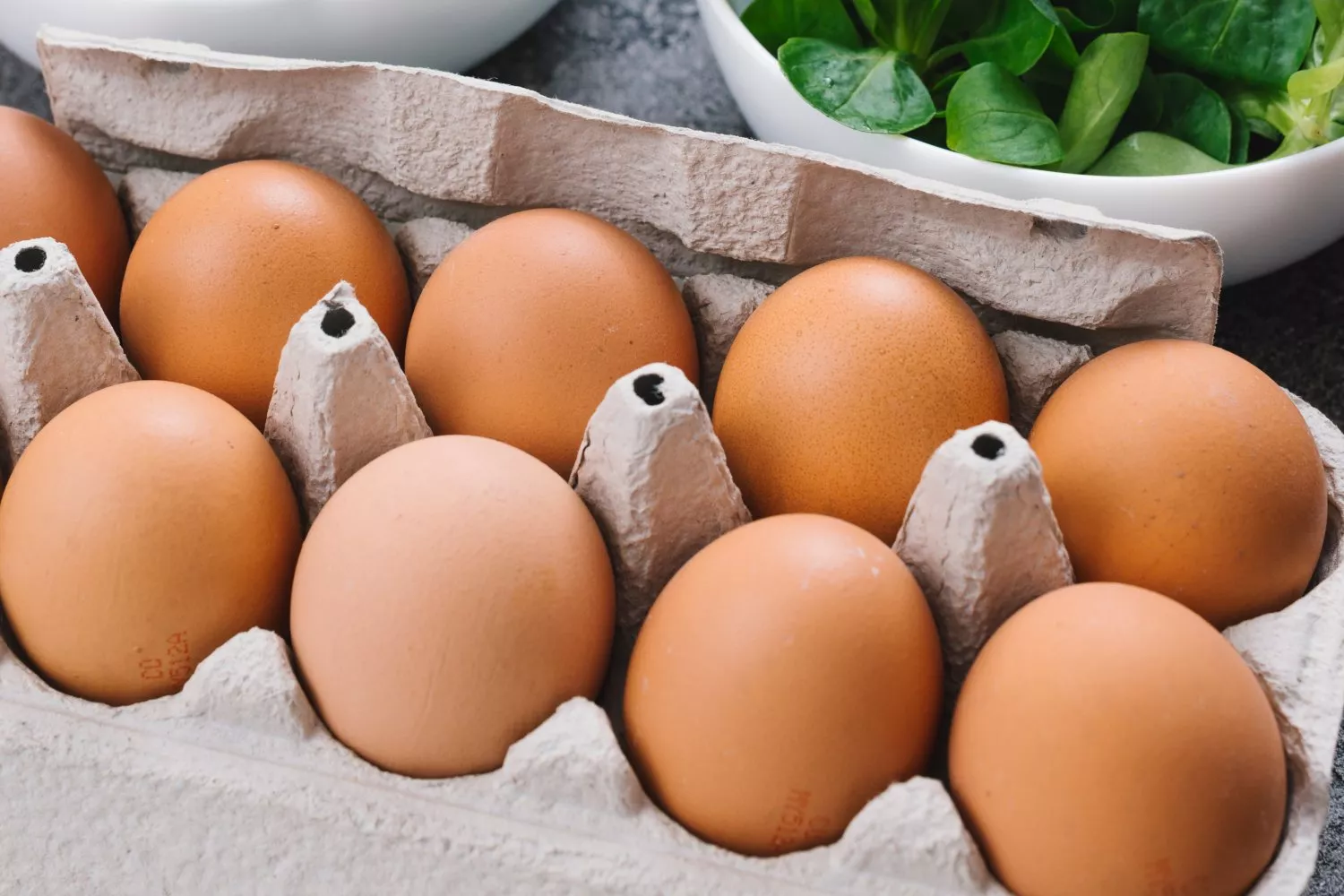 Una cesta con huevos