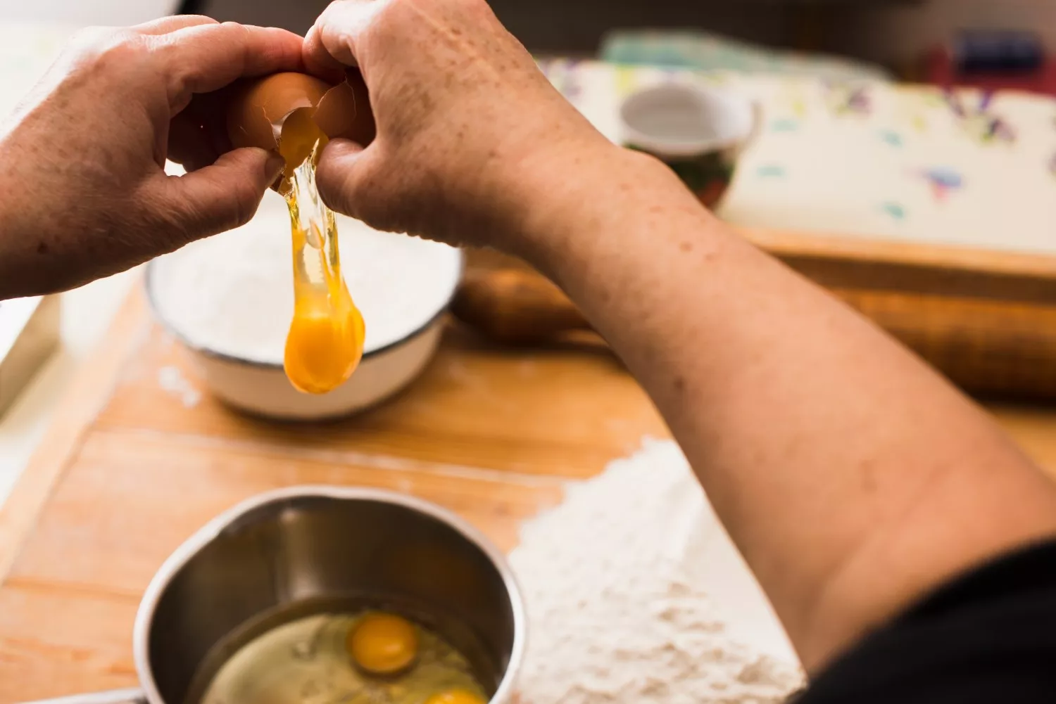 Una persona prepara una receta con huevos / FREEPIK