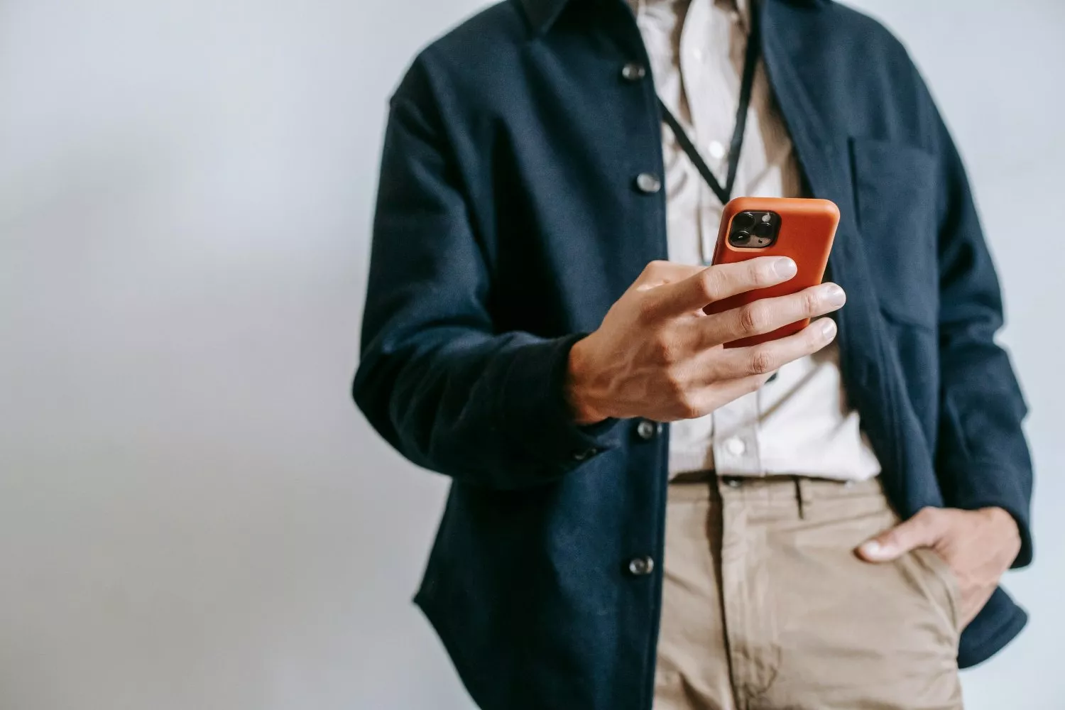 Una persona marca un número de teléfono
