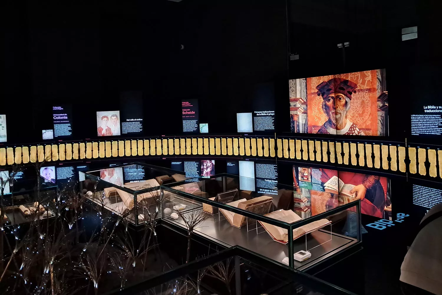 Vista de la exposición de la Biblioteca Nacional / CONSUMIDOR GLOBAL