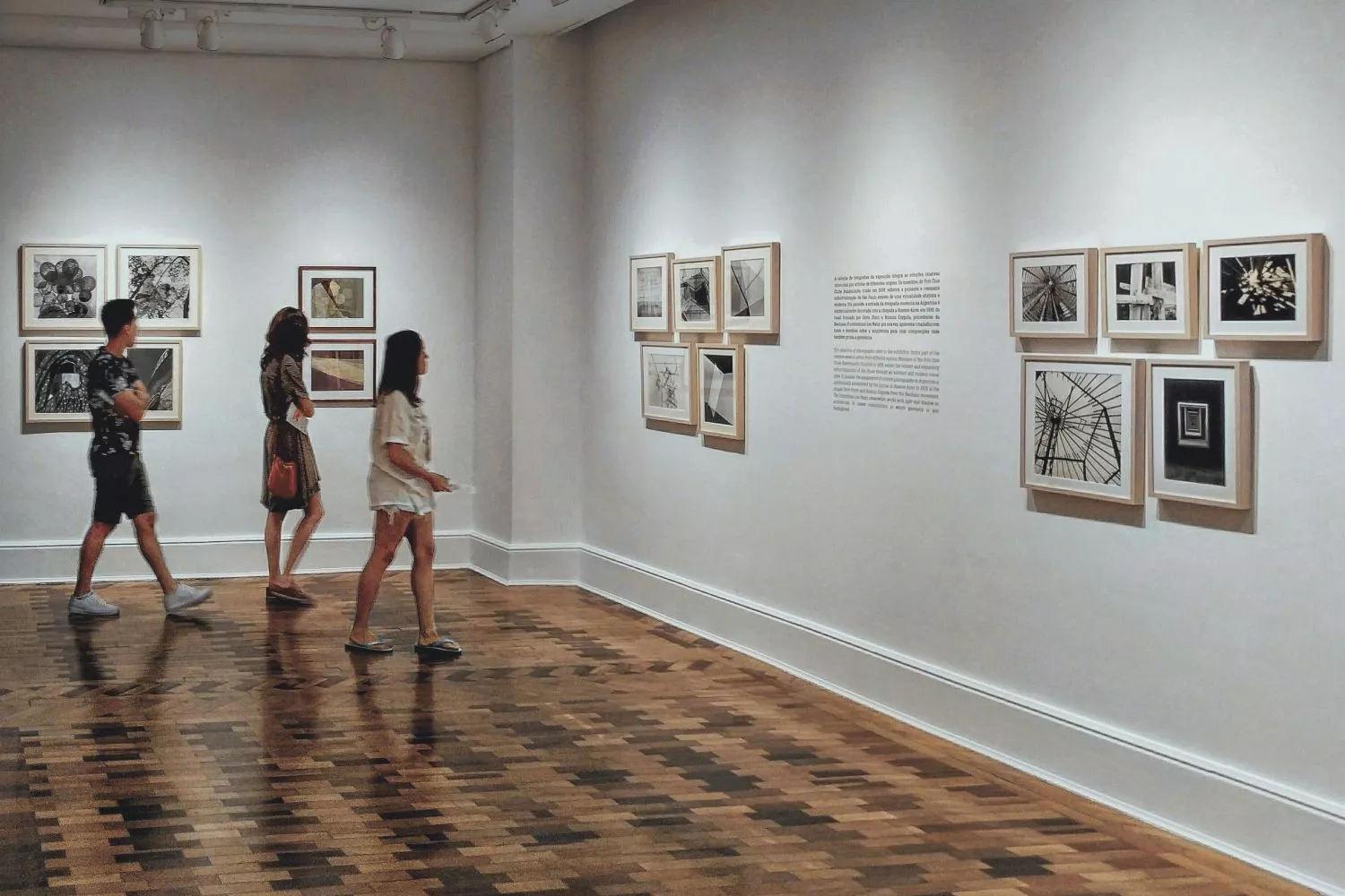 Varias personas en una feria de arte similar a Standarte / PEXELS