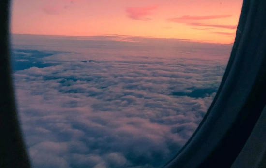 Una vista de un atardecer desde la ventana de un avión/ PEXELS Una vista de un atardecer desde la ventana de un avión/ PEXELS