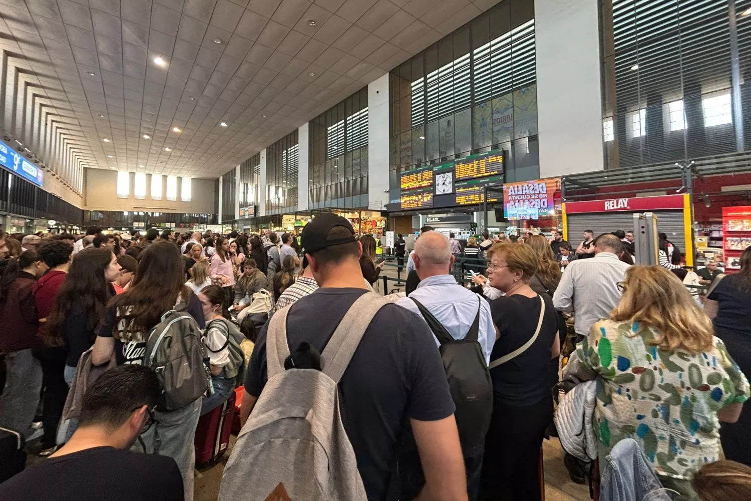 Pasajeros esperando en la estación de Santa Justa, Sevilla, mientras Renfe no ofrece ninguna informa Pasajeros esperando en la estación de Santa Justa, Sevilla, mientras Renfe no ofrece ninguna informa