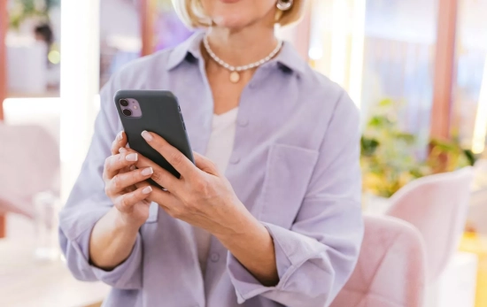 Una persona mira su móvil / PEXELS Una persona mira su móvil / PEXELS