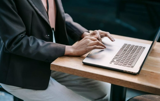 Una persona consulta su ordenador / PEXELS Una persona consulta su ordenador / PEXELS