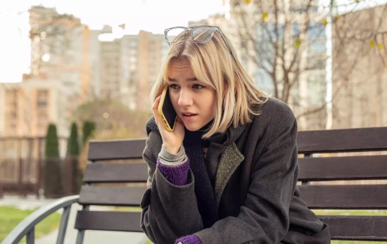Una mujer habla por teléfono / FREEPIK - @pvproductions Una mujer habla por teléfono / FREEPIK - @pvproductions