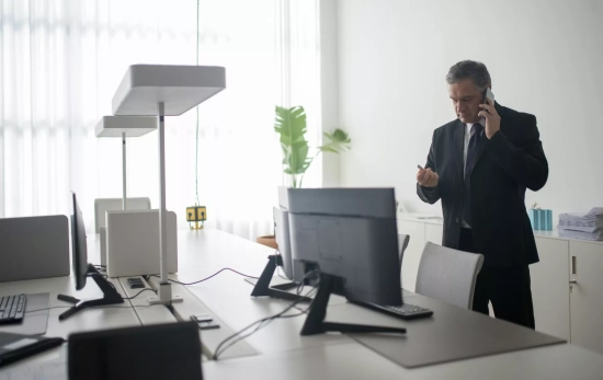 Una persona habla por teléfono / PEXELS Una persona habla por teléfono / PEXELS