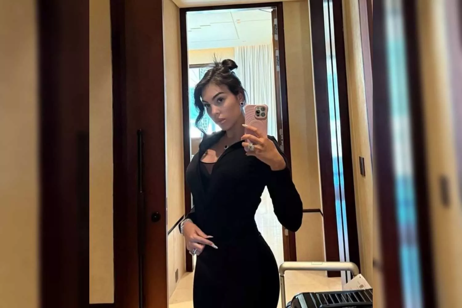Georgina Rodríguez se hace un 'selfie' en el espejo donde se aprecia la funda de su móvil / CG