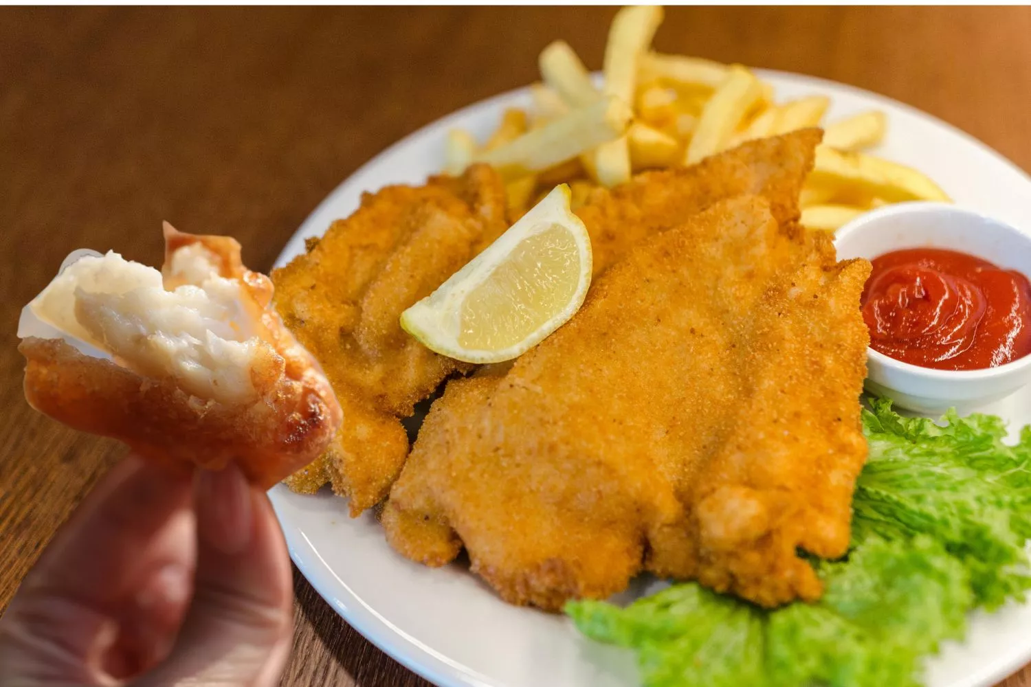 Ni limón ni vinagre: el truco casero del papel en la sartén que acaba con el olor a pescado frito/ Montaje CG