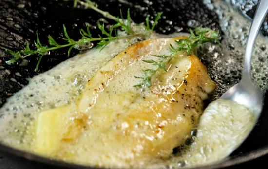 Pescado frito en una sartén/ PEXELS Pescado frito en una sartén/ PEXELS