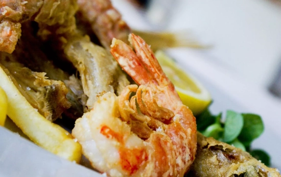 Pescado y marisco fritos en un plato/ PEXELS Pescado y marisco fritos en un plato/ PEXELS