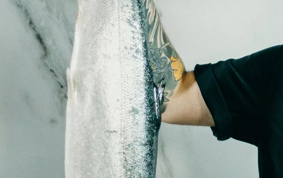 Una persona que se dispone a cocinar un pescado/ PEXELS Una persona que se dispone a cocinar un pescado/ PEXELS
