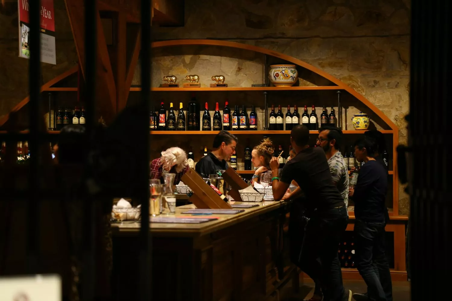 Varias personas en un restaurante en el que es posible comer como Lope de Vega o Calderón / UNSPLASH