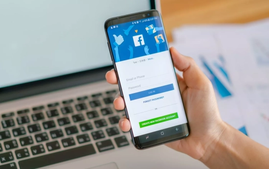 Una persona sostiene su móvil / FREEPIK