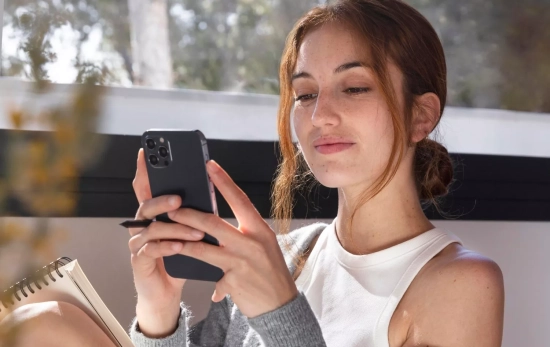 Una chica  reinicia su móvil / FREEPIK