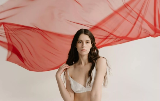Una mujer en sus días del mes/ PEXELS Una mujer en sus días del mes/ PEXELS