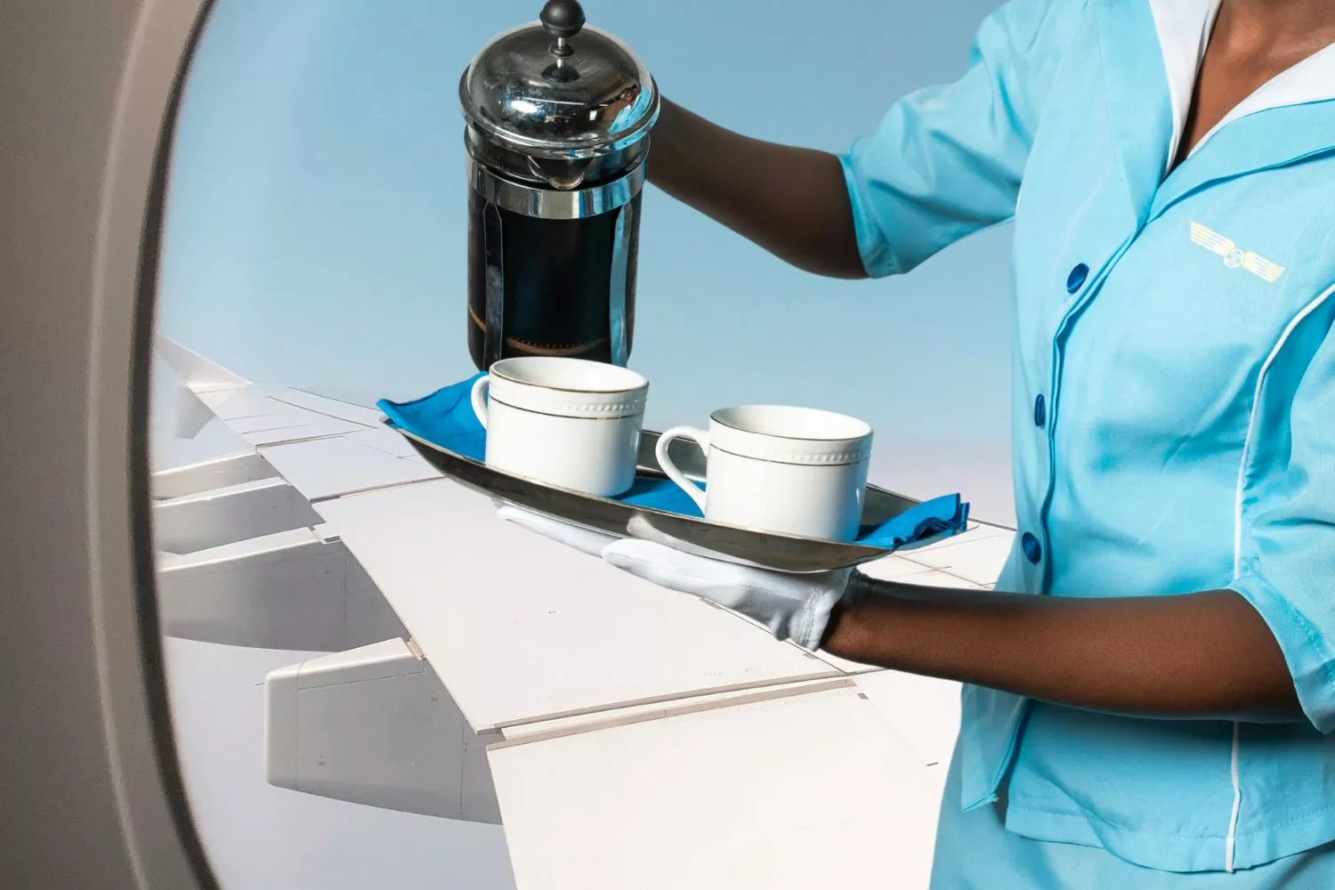 No es la altura: esta es la verdadera razón por la que el café te sabe mal en el avión/ Montaje CG