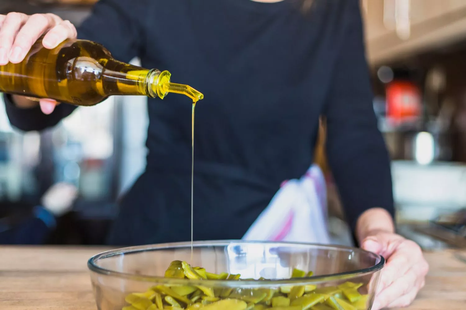Un consumidor utiliza una botella de aceite de oliva / FREEPIK