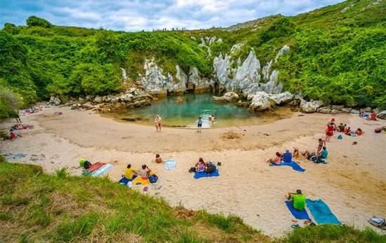 Playa de Gulpiyuri / TURISMO DE ASTURIAS Playa de Gulpiyuri / TURISMO DE ASTURIAS