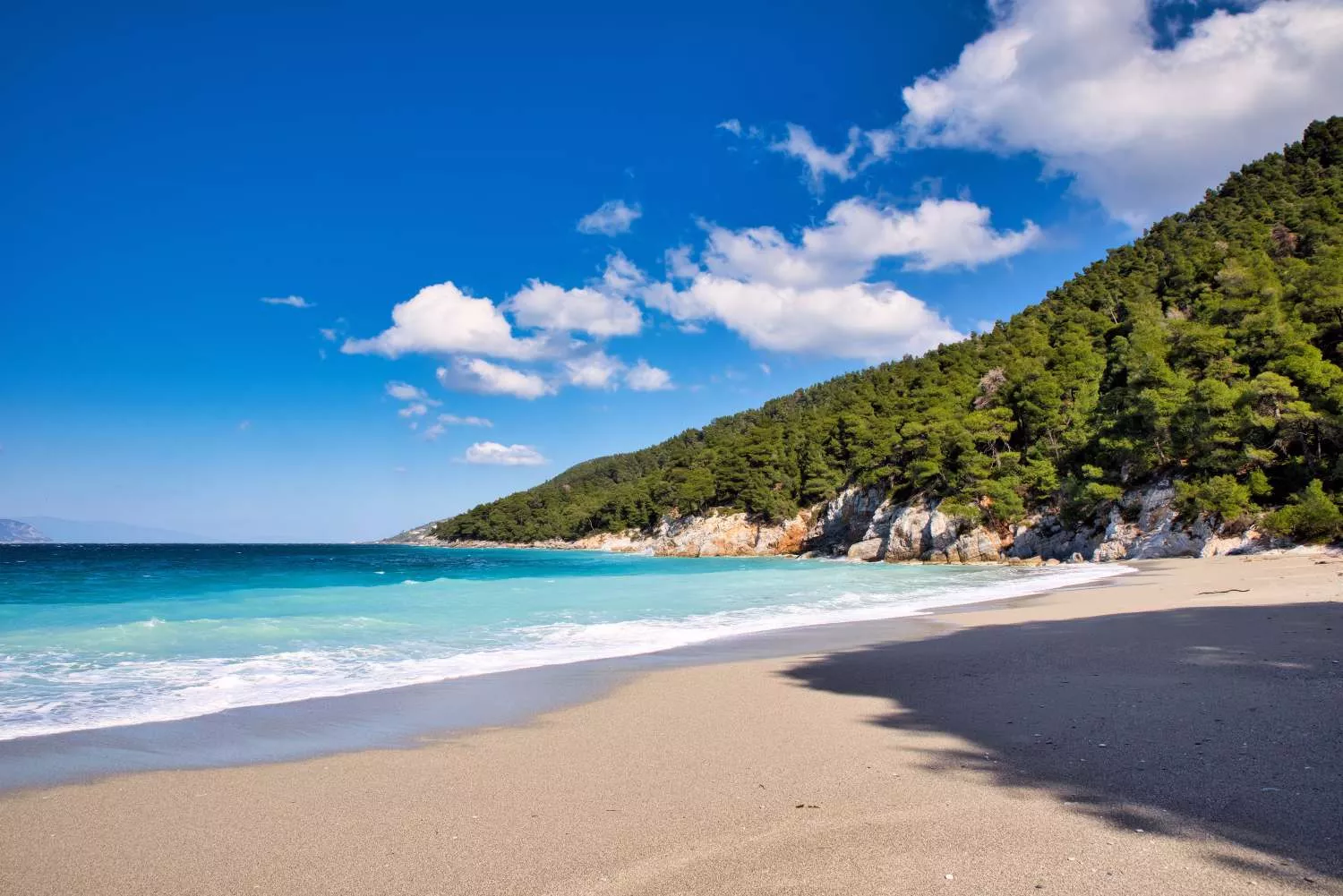 Una de las mejores playas de Europa / FREEPIK - @wirestock