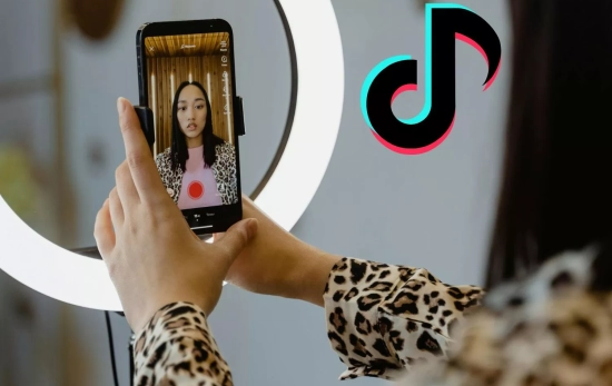 El nuevo filtro de TikTok que preocupa a expertos en salud mental/ Montaje CG El nuevo filtro de TikTok que preocupa a expertos en salud mental/ Montaje CG