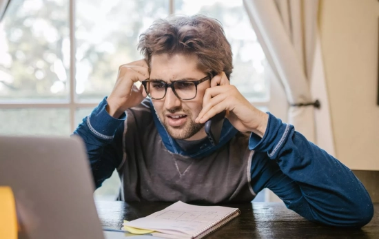 Una persona revisa un correo extraño en el que los ciberdelincuentes se hacen pasar por GLS / PEXELS Una persona revisa un correo extraño en el que los ciberdelincuentes se hacen pasar por GLS / PEXELS