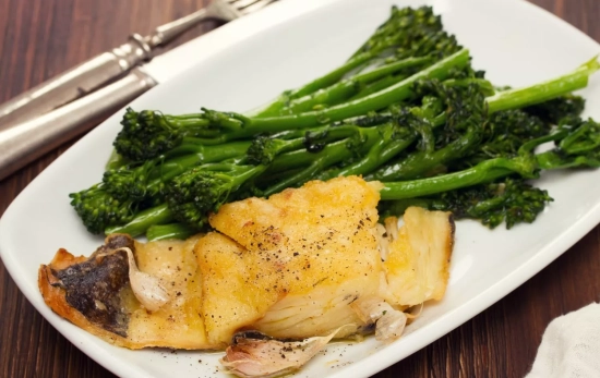 Un plato de bimi salteado como guarnición/ PEXELS Un plato de bimi salteado como guarnición/ PEXELS