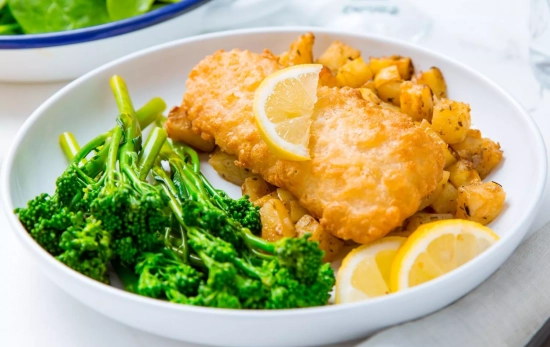 Un plato de bimi con pescado frito/ CANVA Un plato de bimi con pescado frito/ CANVA
