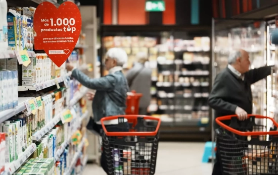 Dos personas hacen la compra en un supermercado / EUROPA PRESS - H.BILBAO Dos personas hacen la compra en un supermercado / EUROPA PRESS - H.BILBAO
