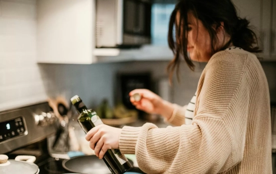 Una persona cocina con aceite de oliva / UNSPLASH Una persona cocina con aceite de oliva / UNSPLASH