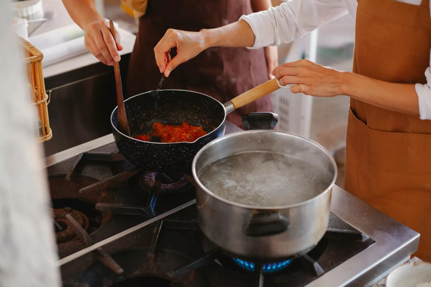 Dos personas cocinan en su casa