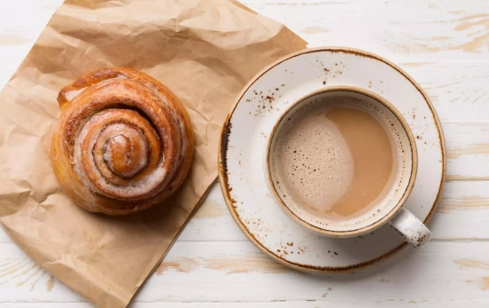 Un café y un bollo / FREEPIK Un café y un bollo / FREEPIK