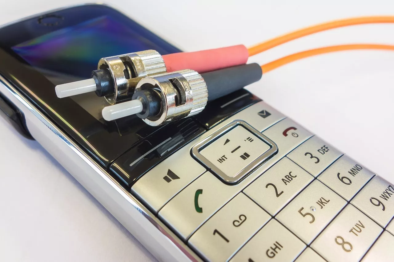 Cable de fibra óptica sobre teléfono inalámbrico