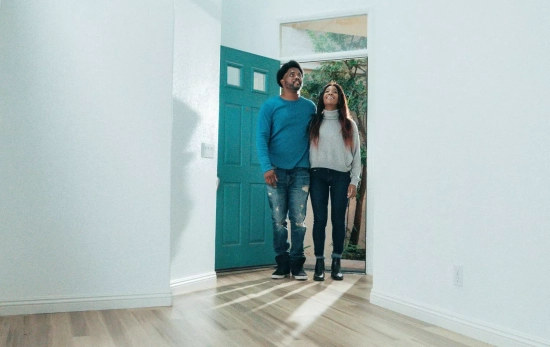 Una pareja entrando a su nuevo piso/ PEXELS Una pareja entrando a su nuevo piso/ PEXELS
