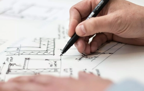 Un arquitecto estudiando los planos de un piso para reformar/ PEXELS Un arquitecto estudiando los planos de un piso para reformar/ PEXELS