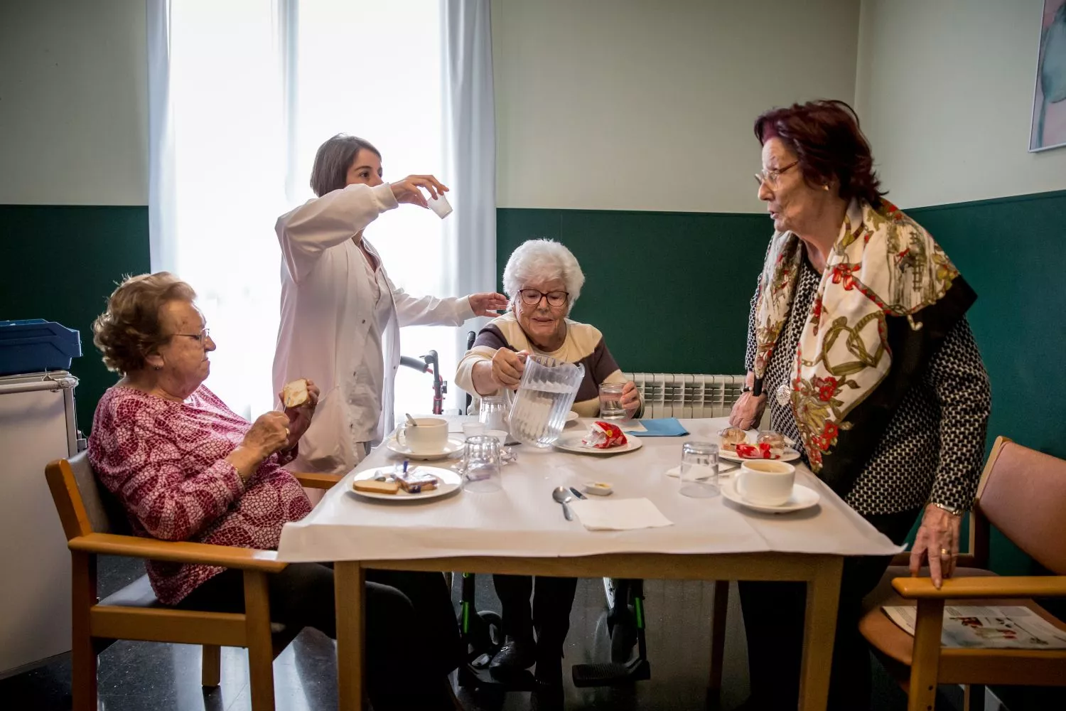 Unas personas mayores en una residencia   FLICKR