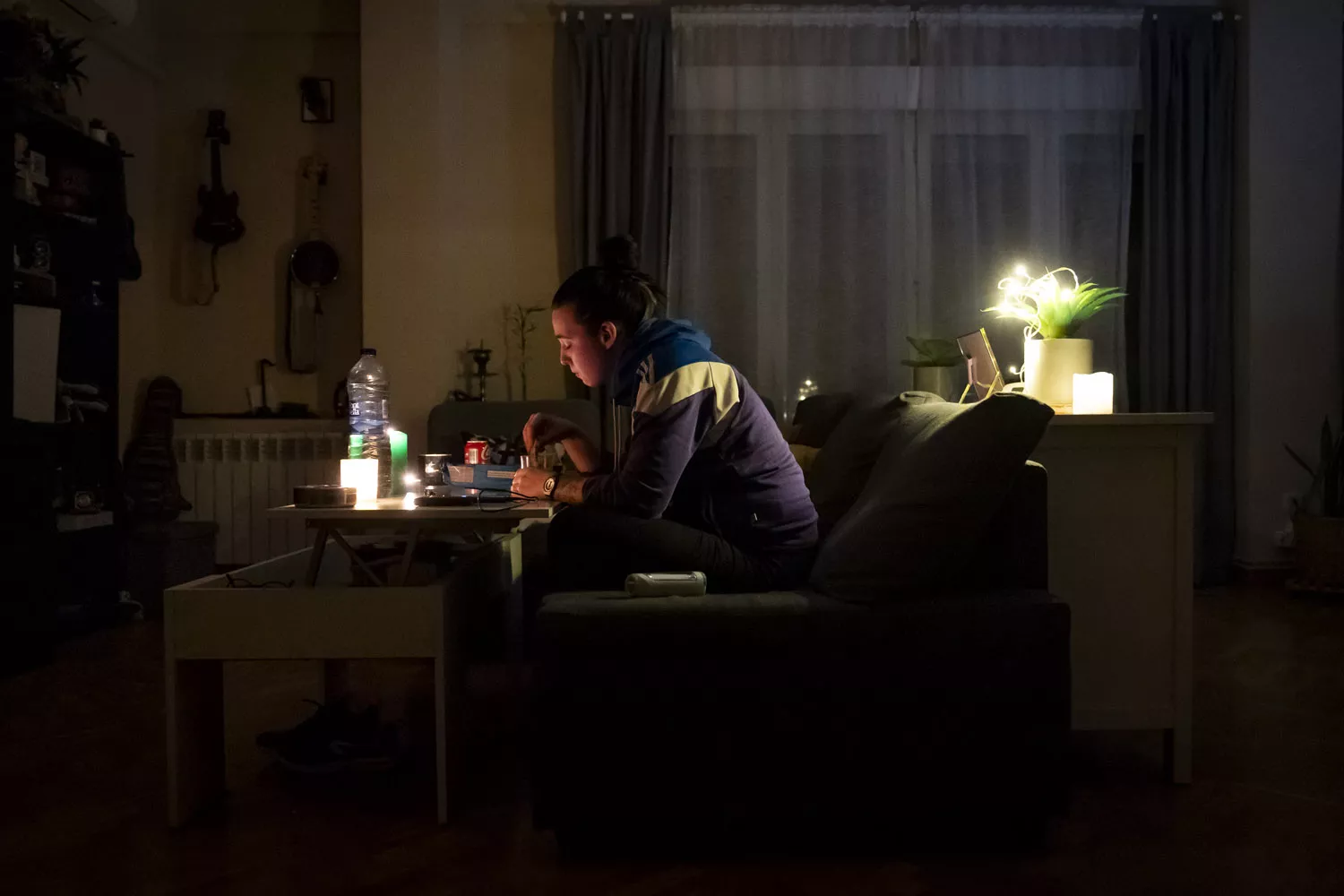Una persona ilumina su casa con velas durante los cortes de luz del pasado 28 de abril de 2025 / A. PÉREZ