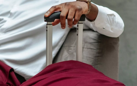 Un hombre custodia su maleta en el aeropuerto/ PEXELS Un hombre custodia su maleta en el aeropuerto/ PEXELS
