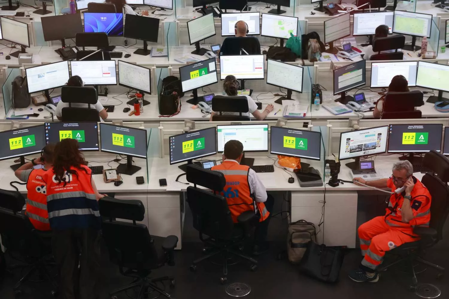 Varios trabajadores del Centro de Coordinación de Emergencias en la sede del 112 durante el apagón g