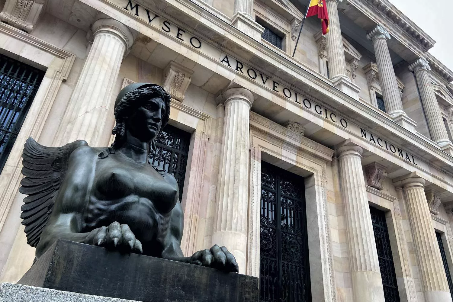 Una de las esfinges aladas que flanquean la entrada principal del Museo Arqueológico Nacional (MAN), que abrirá gratis esta semana / EUROPA PRESS - EDUARDO PARRA