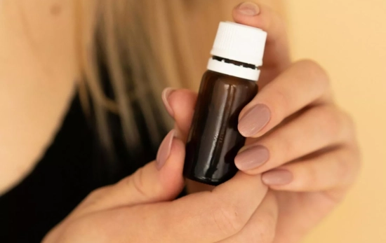 Una chica se aplica un poco de infusión de salvia en la piel como remedio natural/ PEXELS Una chica se aplica un poco de infusión de salvia en la piel como remedio natural/ PEXELS