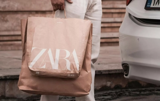 Una persona dispuesta a devolver sus prendas de Zara/ PEXELS Una persona dispuesta a devolver sus prendas de Zara/ PEXELS