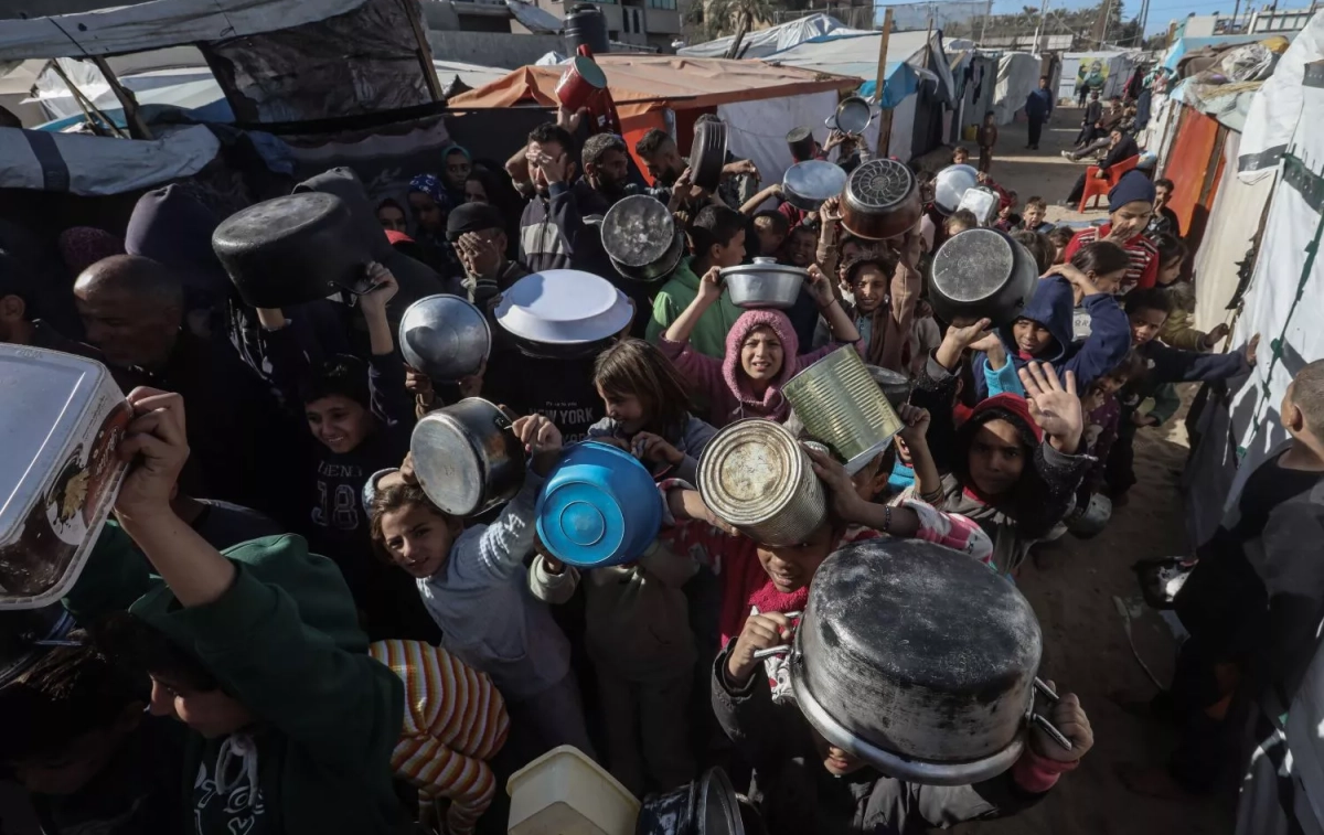 Niños palestinos se reúnen para recibir comida cocinada por una cocina benéfica Omar Ashtawy EP Niños palestinos se reúnen para recibir comida cocinada por una cocina benéfica Omar Ashtawy EP