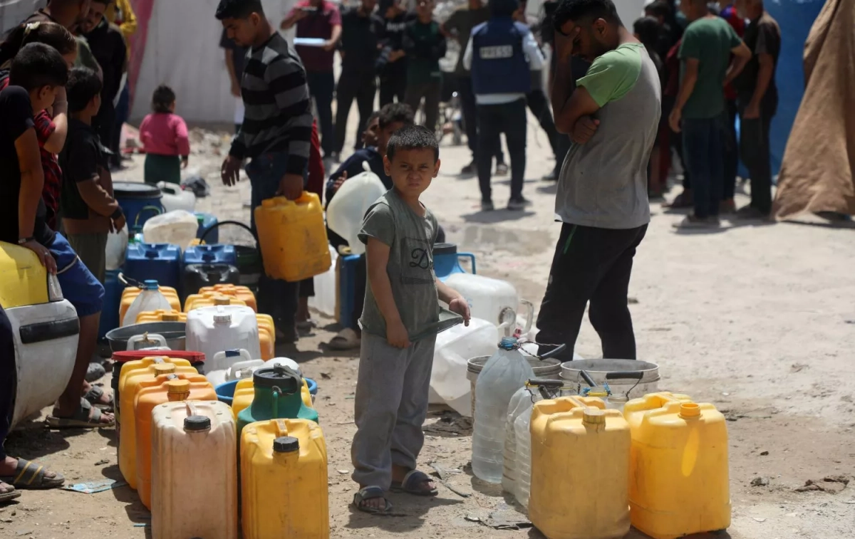 Un niño espera en la fila para buscar agua al norte de la Franja de Gaza Rizek Abdeljawad EP Un niño espera en la fila para buscar agua al norte de la Franja de Gaza Rizek Abdeljawad EP